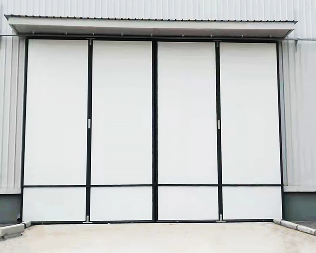 開(kāi)祥為江蘇客戶安裝zhuanli款鋁合金外框工業(yè)推拉門（門扇拼接款）
